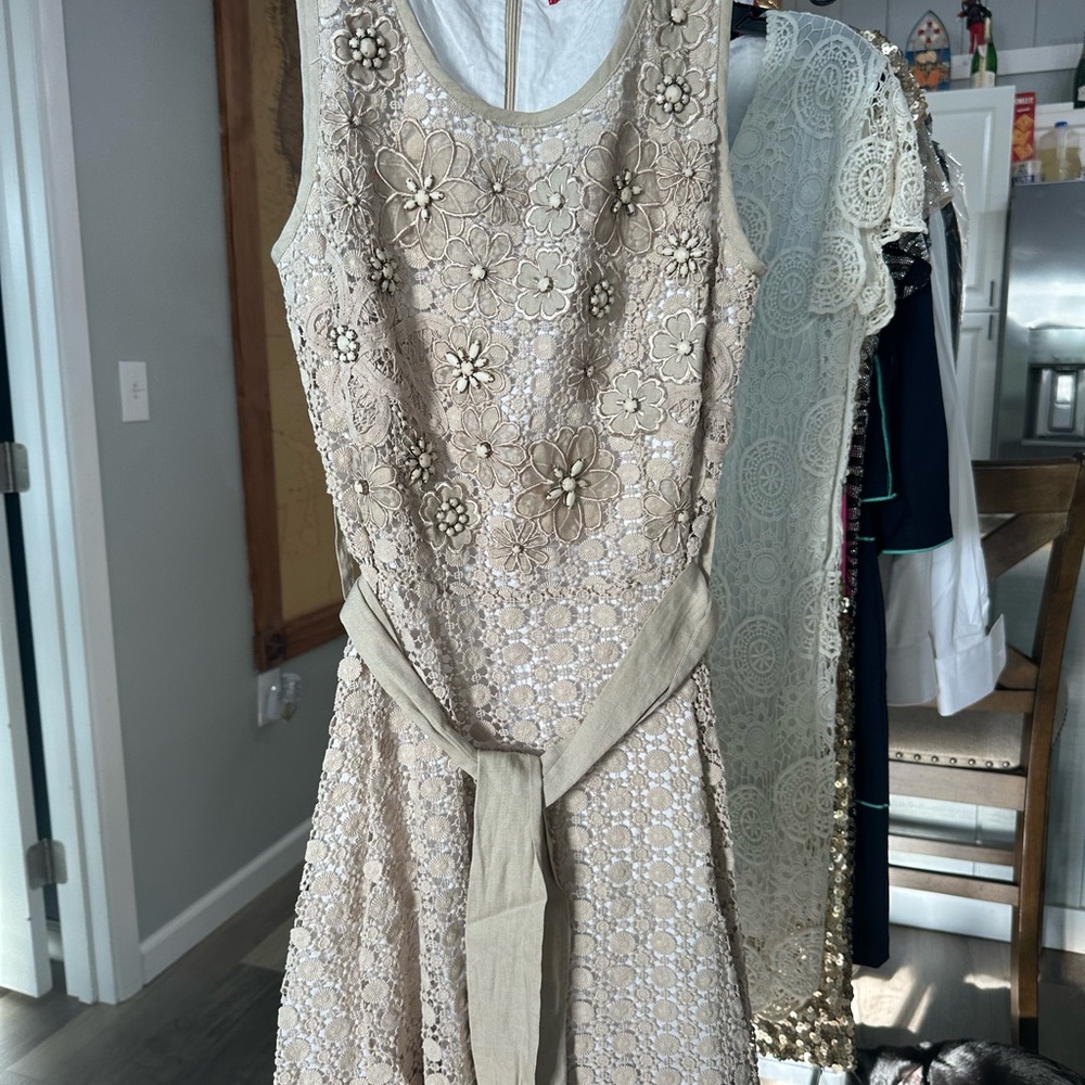 Cream A-line Midi Dress with Scoop Neck and Sleeveless Design for Wedding Guest
